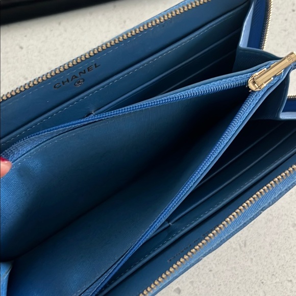 CHANEL Blue Quilted Wallet - Picture 4 of 11